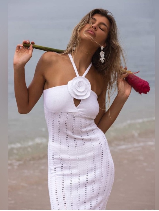 Lulus Other - Lulu"s white knit dress with center rose detail